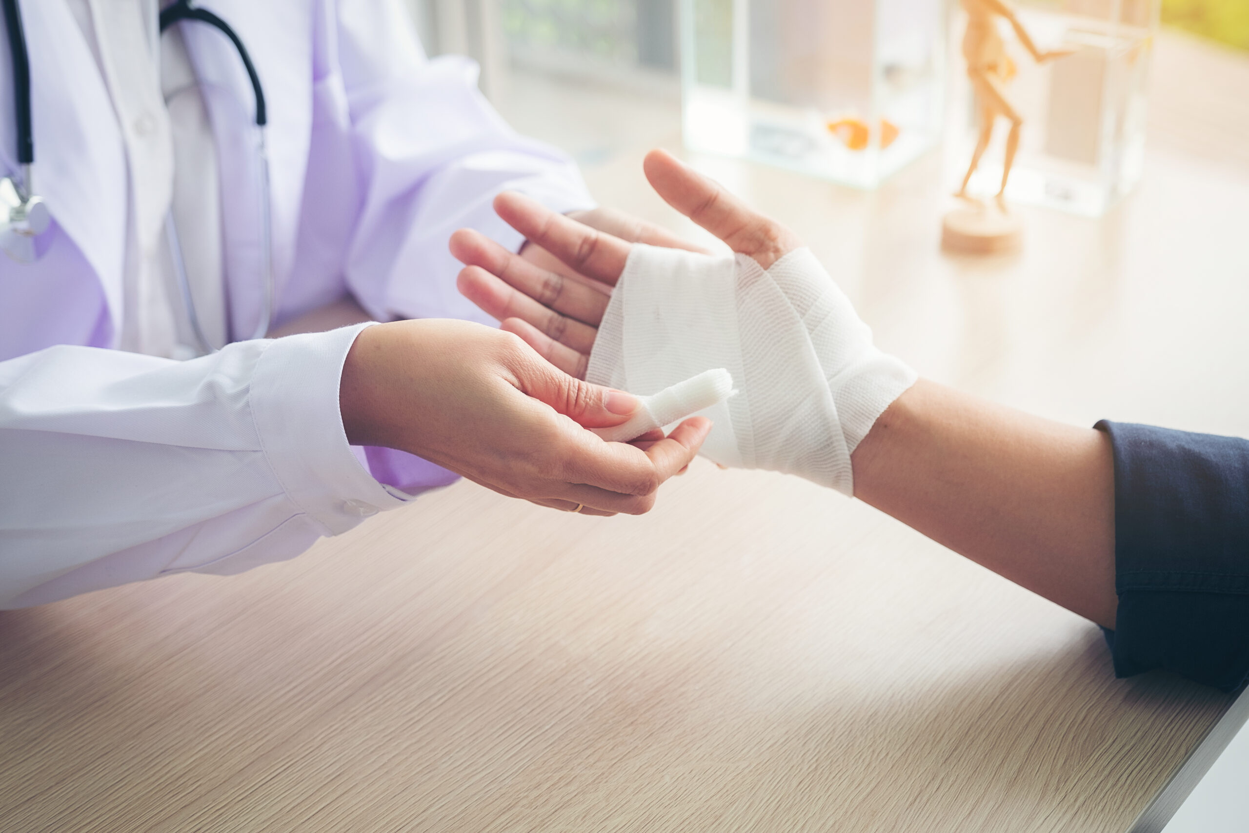 First aid and treatment in wrist injuries and disorders, Traumat