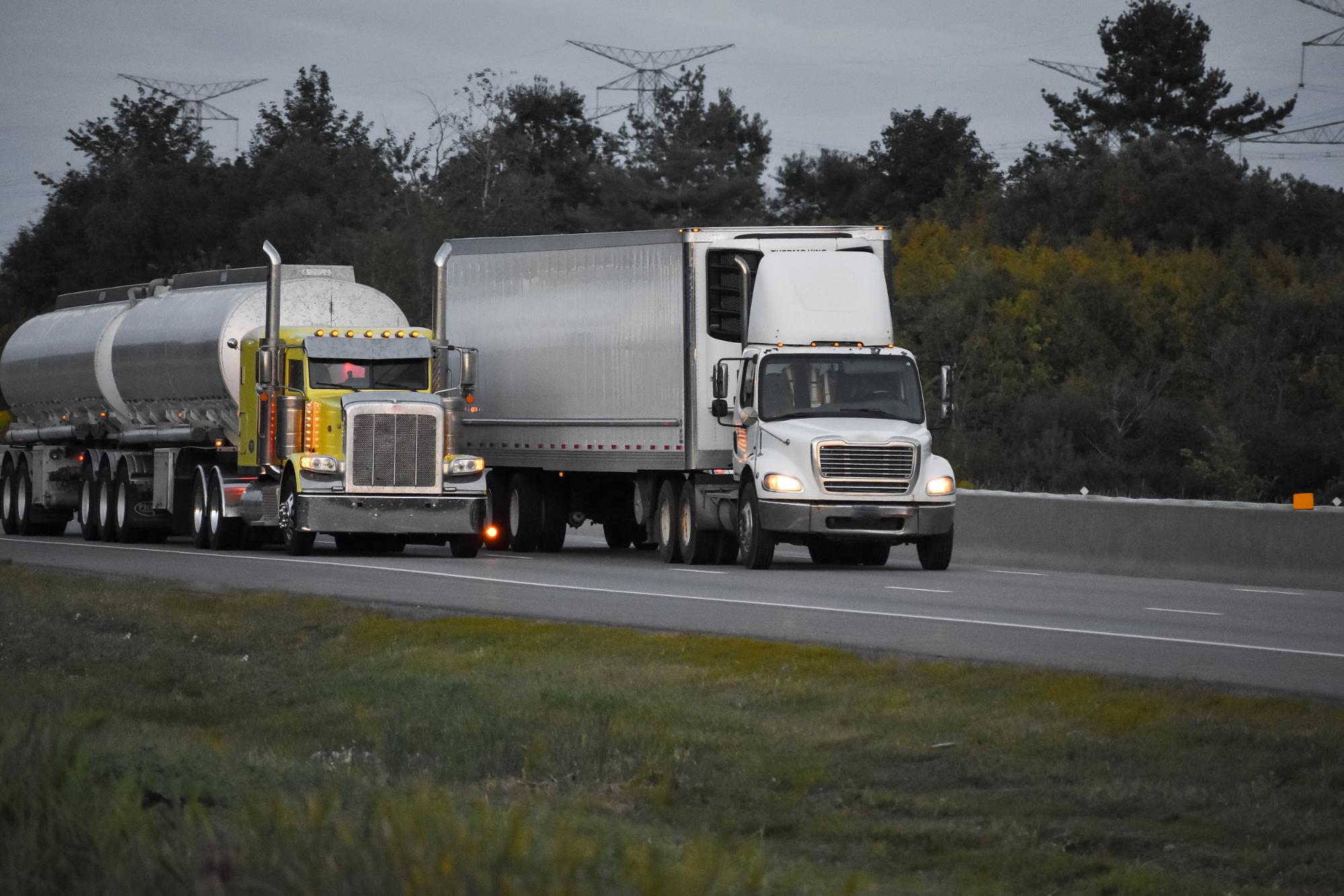 can-semi-trucks-legally-drive-in-the-left-lane